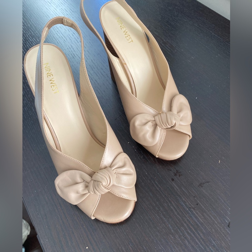 Adorable leather Nine West pump - barely worn! Size 10